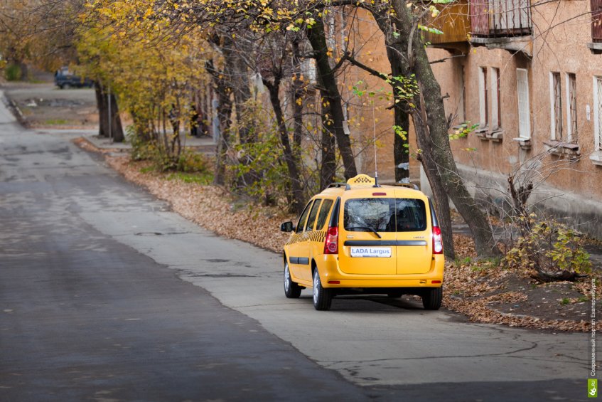 Желтый Ларгус такси
