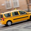 Желтый Ларгус такси